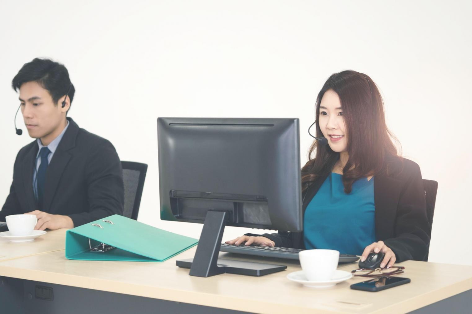 Netzwerktechniker bei der Fehlerdiagnose an Serveranlage