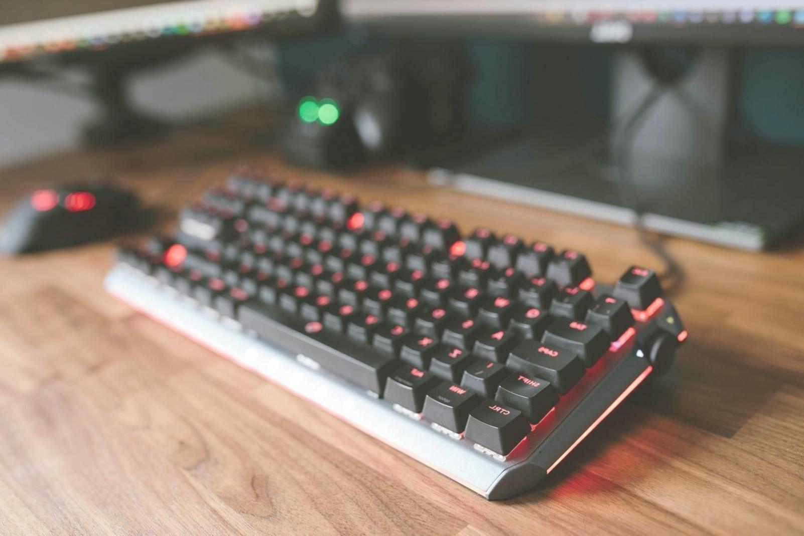 Moderne Netzwerkinfrastruktur mit Serverschränken und Kabelsystemen