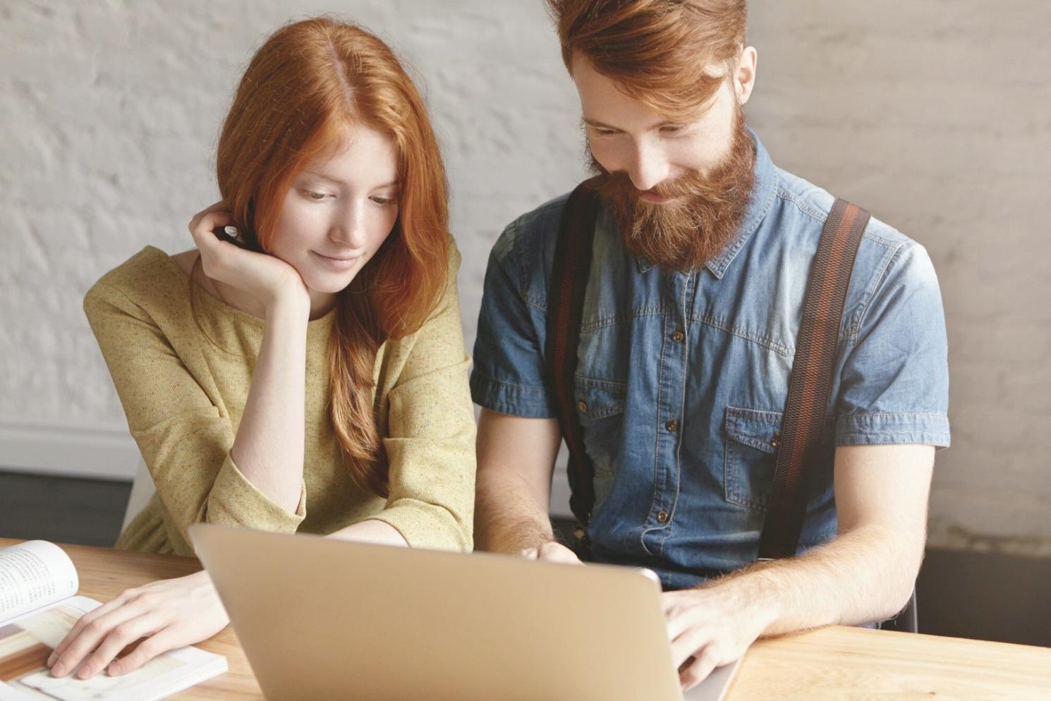Strukturierte Netzwerkverkabelung in modernem Bürogebäude