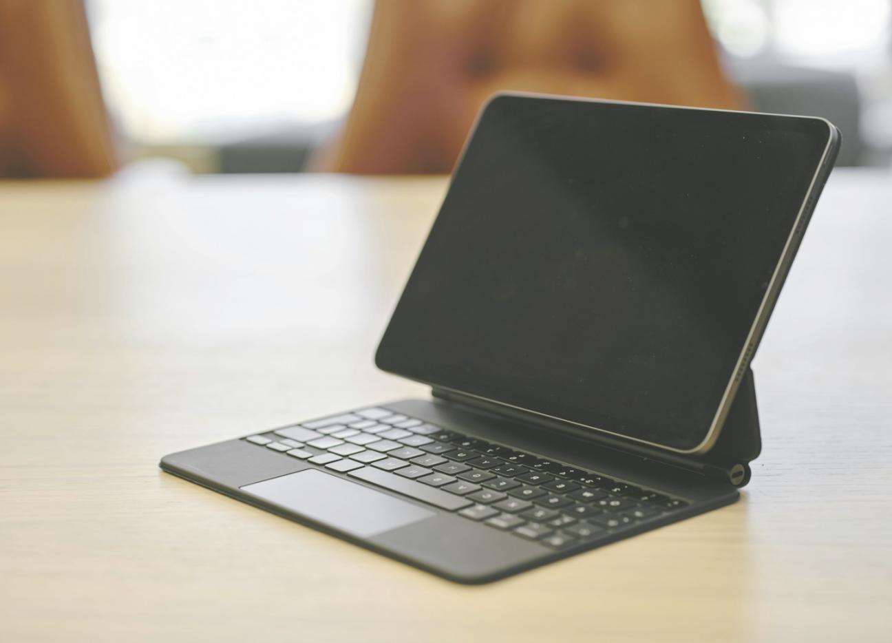 Moderne Netzwerkinfrastruktur mit Server-Racks und Kabelmanagement