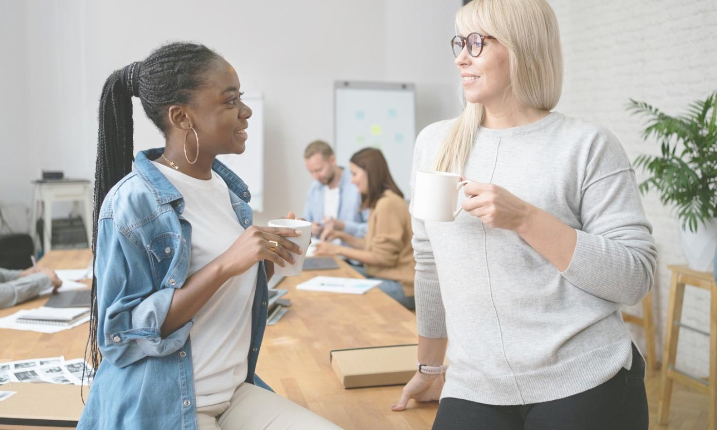 IT-Spezialist arbeitet an Netzwerk-Konfiguration