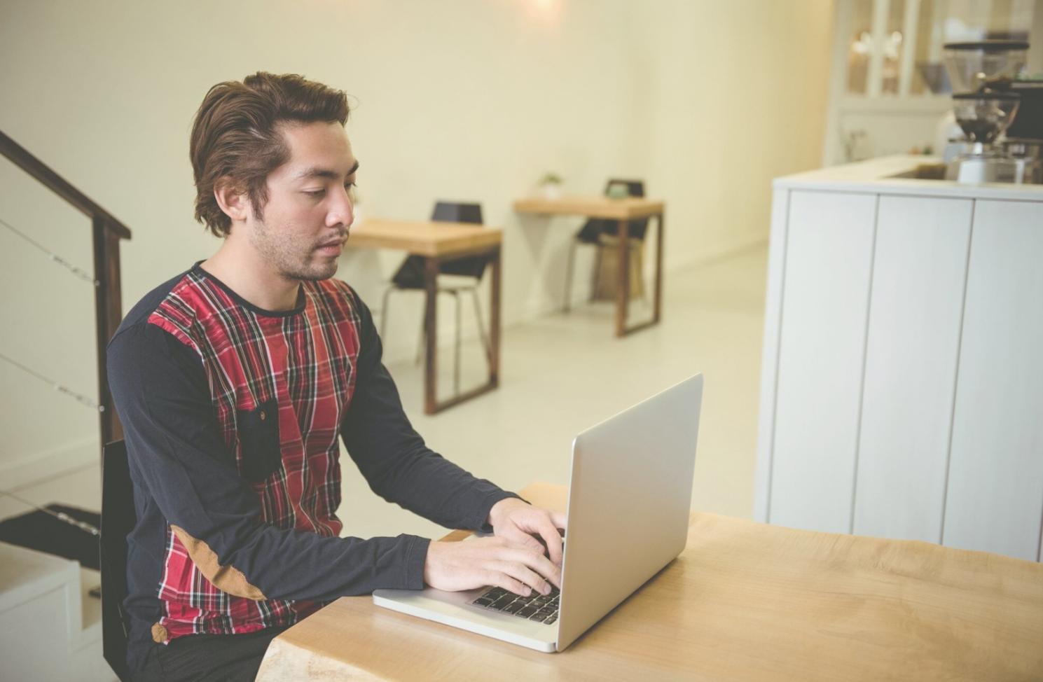 Praktischer Aufbau von Netzwerkstrukturen im Schulungsraum