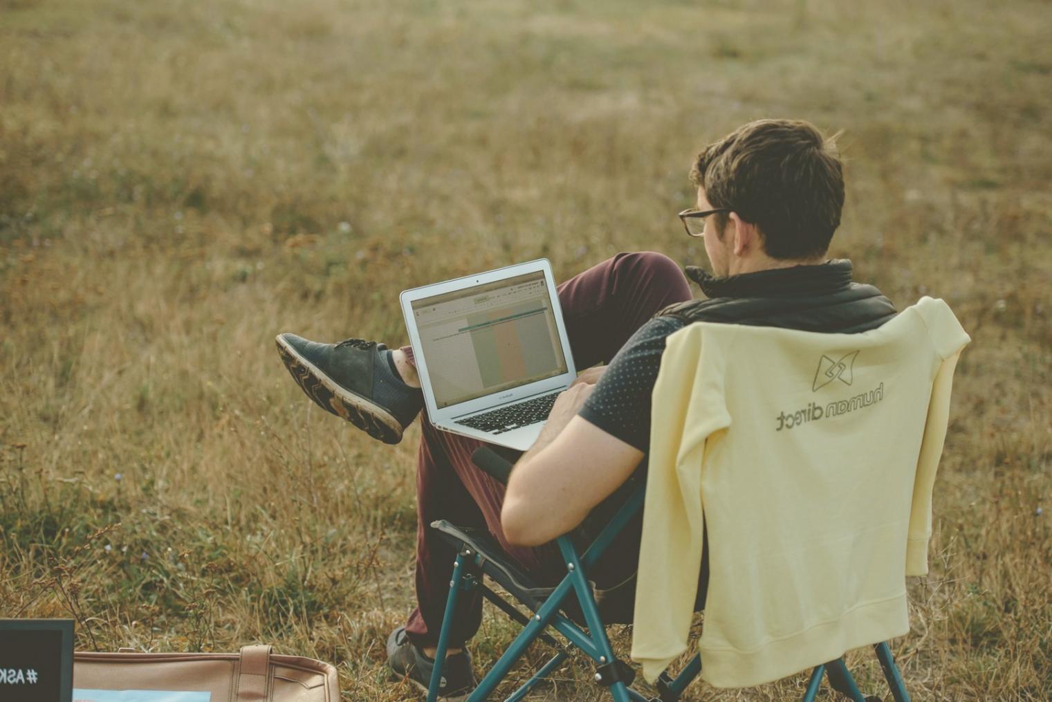 Professionelles Netzwerk-Setup in modernem Serverraum